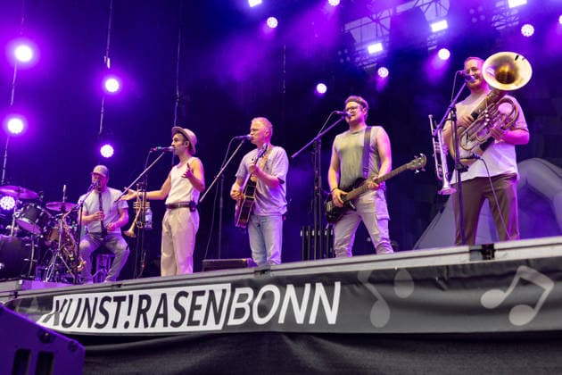 Fäaschtbänkler beim Oh wie schön Festival auf dem Kunst!Rasen Bonn - 29.08.26 Die Schweizer Neue-Volksmusik-Band Fäaschtbänkler beim Open-Air-Live-Auftritt auf dem Kunst!Rasen Bonn. Bonn Gronau Nordrhein-Westfalen Deutschland Copyright: xMarcxJohnx