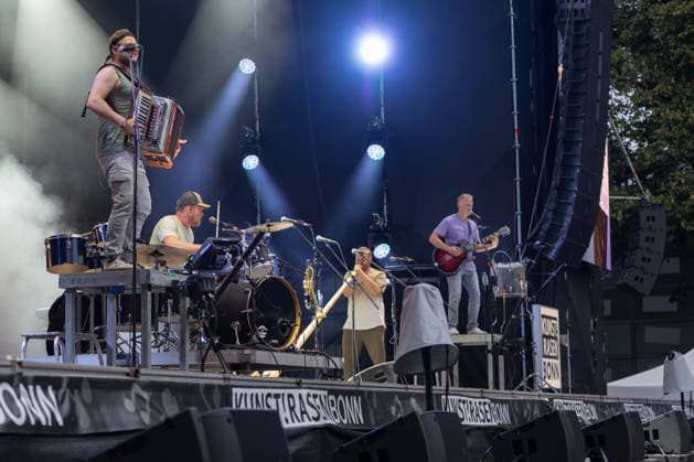 Fäaschtbänkler beim Oh wie schön Festival auf dem Kunst!Rasen Bonn - 29.08.26 Die Schweizer Neue-Volksmusik-Band Fäaschtbänkler beim Open-Air-Live-Auftritt auf dem Kunst!Rasen Bonn. Bonn Gronau Nordrhein-Westfalen Deutschland Copyright: xMarcxJohnx