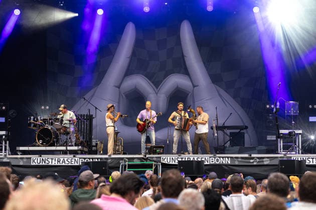 Fäaschtbänkler beim Oh wie schön Festival auf dem Kunst!Rasen Bonn - 29.08.26 Die Schweizer Neue-Volksmusik-Band Fäaschtbänkler beim Open-Air-Live-Auftritt auf dem Kunst!Rasen Bonn. Bonn Gronau Nordrhein-Westfalen Deutschland Copyright: xMarcxJohnx