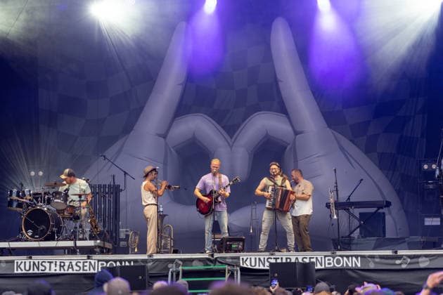 Fäaschtbänkler beim Oh wie schön Festival auf dem Kunst!Rasen Bonn - 29.08.26 Die Schweizer Neue-Volksmusik-Band Fäaschtbänkler beim Open-Air-Live-Auftritt auf dem Kunst!Rasen Bonn. Bonn Gronau Nordrhein-Westfalen Deutschland Copyright: xMarcxJohnx