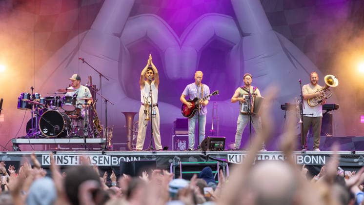 Fäaschtbänkler beim Oh wie schön Festival auf dem Kunst!Rasen Bonn - 29.08.26 Die Schweizer Neue-Volksmusik-Band Fäaschtbänkler beim Open-Air-Live-Auftritt auf dem Kunst!Rasen Bonn. Bonn Gronau Nordrhein-Westfalen Deutschland Copyright: xMarcxJohnx
