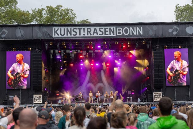 Fäaschtbänkler beim Oh wie schön Festival auf dem Kunst!Rasen Bonn - 29.08.26 Die Schweizer Neue-Volksmusik-Band Fäaschtbänkler beim Open-Air-Live-Auftritt auf dem Kunst!Rasen Bonn. Bonn Gronau Nordrhein-Westfalen Deutschland Copyright: xMarcxJohnx