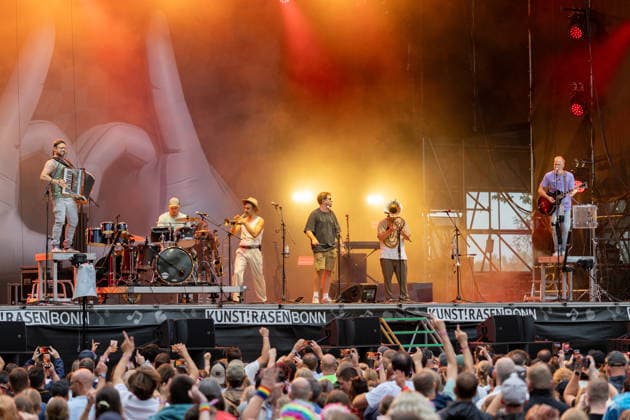 Fäaschtbänkler beim Oh wie schön Festival auf dem Kunst!Rasen Bonn - 29.08.26 Die Schweizer Neue-Volksmusik-Band Fäaschtbänkler beim Open-Air-Live-Auftritt auf dem Kunst!Rasen Bonn. Bonn Gronau Nordrhein-Westfalen Deutschland Copyright: xMarcxJohnx