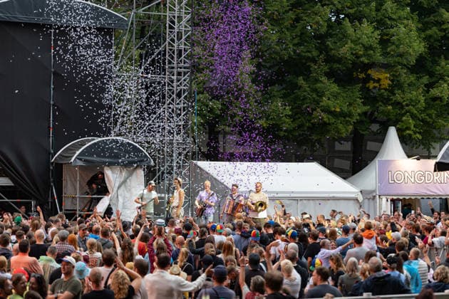 Fäaschtbänkler beim Oh wie schön Festival auf dem Kunst!Rasen Bonn - 29.08.26 Die Schweizer Neue-Volksmusik-Band Fäaschtbänkler beim Open-Air-Live-Auftritt auf dem Kunst!Rasen Bonn. Bonn Gronau Nordrhein-Westfalen Deutschland Copyright: xMarcxJohnx