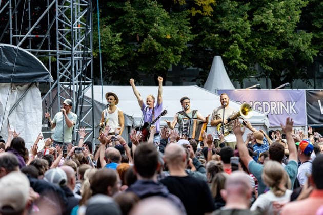 Fäaschtbänkler beim Oh wie schön Festival auf dem Kunst!Rasen Bonn - 29.08.26 Die Schweizer Neue-Volksmusik-Band Fäaschtbänkler beim Open-Air-Live-Auftritt auf dem Kunst!Rasen Bonn. Bonn Gronau Nordrhein-Westfalen Deutschland Copyright: xMarcxJohnx