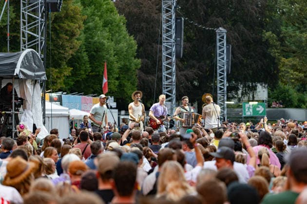 Fäaschtbänkler beim Oh wie schön Festival auf dem Kunst!Rasen Bonn - 29.08.26 Die Schweizer Neue-Volksmusik-Band Fäaschtbänkler beim Open-Air-Live-Auftritt auf dem Kunst!Rasen Bonn. Bonn Gronau Nordrhein-Westfalen Deutschland Copyright: xMarcxJohnx