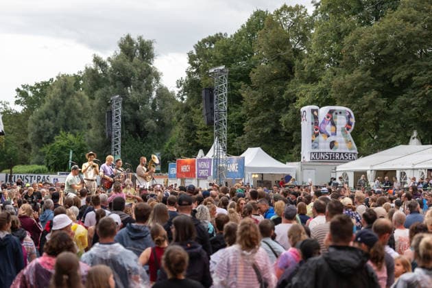 Fäaschtbänkler beim Oh wie schön Festival auf dem Kunst!Rasen Bonn - 29.08.26 Die Schweizer Neue-Volksmusik-Band Fäaschtbänkler beim Open-Air-Live-Auftritt auf dem Kunst!Rasen Bonn. Bonn Gronau Nordrhein-Westfalen Deutschland Copyright: xMarcxJohnx