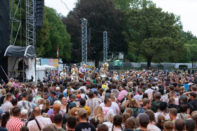 Fäaschtbänkler beim Oh wie schön Festival auf dem Kunst!Rasen Bonn - 29.08.26 Die Schweizer Neue-Volksmusik-Band Fäaschtbänkler beim Open-Air-Live-Auftritt auf dem Kunst!Rasen Bonn. Bonn Gronau Nordrhein-Westfalen Deutschland Copyright: xMarcxJohnx