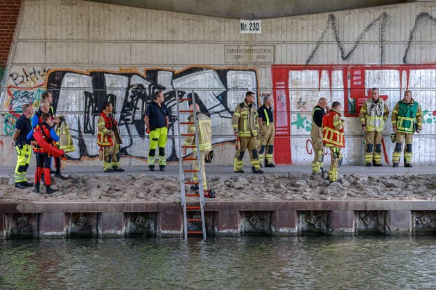 Wsserrettungseinsatz: 54 Einsatzkräfte suchen drei Stunden erfolglos nach einer Frau im Mittellandkanal die Kleidung am Ufer liegen ließ Wasserrettungseinsatz am Mittellandkanal: Unter der Brücke haben sich die Einsatzkräfte versammelt und bereiten den Einsatz der Taucher vor. Hannover-Vahrenheide Großer Kolonenweg, Mitellandkan Niedersachsen, Region Hannover Germany *** Water Rescue Operation 54: Rescue workers searched unsuccessfully for three hours for a woman in the Mittelland Canal who had left her clothes on the shore. Water rescue operation on the Mittelland Canal. Rescue workers have gathered under the bridge and are preparing the divers for the operation. Hannover, Vahrenheide, Großer Kolonenweg, Mittelland Canal, Lower Saxony