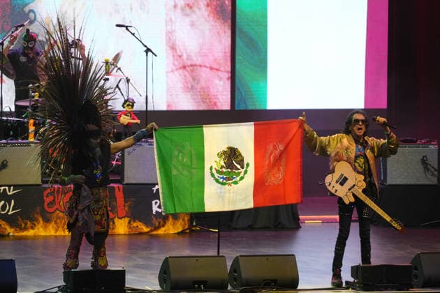Alex Lora (R), member of the Mexican band El Tri, performs during a concert of his tour Adicto al Rocanrol at the YouTube Theater in Los Angeles, United States, 29 August 2026. Concert of El Tri in Los Angeles !ACHTUNG: NUR REDAKTIONELLE NUTZUNG!  Copyright: xOmarxAlonsox AME3172 20260830-55021258049_1
