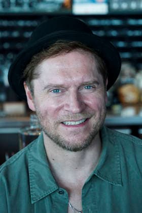 CNTV HERZKICKEN- Johannes Oerding beim PK Termin Pressekonferenz zum Charity Kicken mit Herz im Restaurant Karo Paul im Bunker in der Feldstrase 27.AUGUST 2026 in Hamburg Hamburg Deutschland