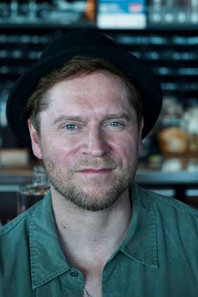 CNTV HERZKICKEN- Johannes Oerding beim PK Termin Pressekonferenz zum Charity Kicken mit Herz im Restaurant Karo Paul im Bunker in der Feldstrase 27.AUGUST 2026 in Hamburg Hamburg Deutschland