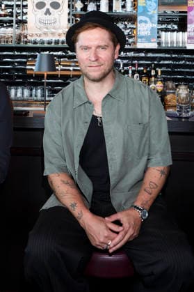 CNTV HERZKICKEN- Johannes Oerding beim PK Termin Pressekonferenz zum Charity Kicken mit Herz im Restaurant Karo Paul im Bunker in der Feldstrase 27.AUGUST 2026 in Hamburg Hamburg Deutschland