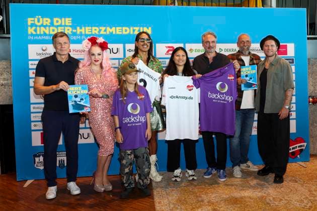 CNTV HERZKICKEN- Thomas Helmer, Belle La Donna, Herzkind Emil, Jorge Gonzalez, , Linh Tran, Prof. Dr. Thomas Mir, Holger Stanislawski, Johannes Oerding beim PK Termin Pressekonferenz zum Charity Kicken mit Herz im Restaurant Karo Paul im Bunker in der Feldstrase 27.AUGUST 2026 in Hamburg Hamburg Deutschland