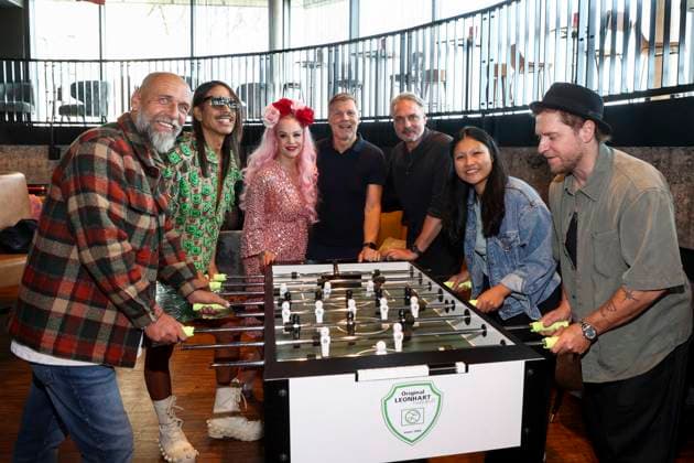 CNTV HERZKICKEN- Holger Stanislawski, Jorge Gonzalez, Belle La Donna, Thomas Helmer, Linh Tran, Johannes Oerding am Tisch Kicker beim PK Termin Pressekonferenz zum Charity Kicken mit Herz im Restaurant Karo Paul im Bunker in der Feldstrase 27.AUGUST 2026 in Hamburg Hamburg Deutschland