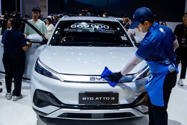 August 30, 2026, Bangkok, Thailand: A worker wipe down a BYD Atto 3 car during the event..The Big Motor Sale 2026 showcases more than 30 international automotive brands, aiming to boost automotive sales in Thailand in the third quarter of the year. Bangkok Thailand  - ZUMAs197 20260830_aaa_s197_066 Copyright: xPeeraponxBoonyakiatx