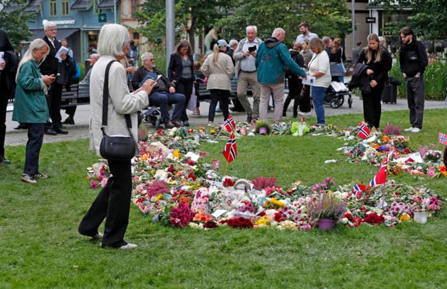 Kong Harald V er dod Tromso 20260830. Blomster ved Tromso Domkirke til minne om Kong Harald. Foto: Rune Stoltz Bertinussen NTB Tromso Norge Xqs6a7dXlm4 EDITORIAL USE ONLY Ref:_BNCXqs6a7dXlm4.jpg Copyright: xRunexStoltzxBertinussenx xNTBx