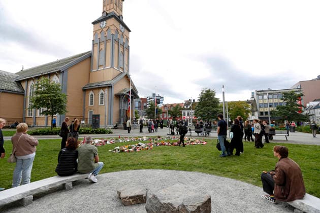 Kong Harald V er dod Tromso 20260830. Blomster ved Tromso Domkirke til minne om Kong Harald. Foto: Rune Stoltz Bertinussen NTB Tromso Norge Y4o5lKbItXY EDITORIAL USE ONLY Ref:_BNCY4o5lKbItXY.jpg Copyright: xRunexStoltzxBertinussenx xNTBx