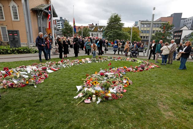 Kong Harald V er dod Tromso 20260830. Blomster ved Tromso Domkirke til minne om Kong Harald. Foto: Rune Stoltz Bertinussen NTB Tromso Norge P0cP2z1us7E EDITORIAL USE ONLY Ref:_BNCP0cP2z1us7E.jpg Copyright: xRunexStoltzxBertinussenx xNTBx