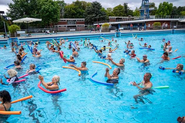 Aquafitness-Rekordversuch im Grugabad ** NUR FÜR REDAKTIONELLE ZWECKE ** EDITORIAL USE ONLY **<p>Badegäste sind am 30.8.2026 im Wellenbecken vom Grugabad in Essen. 107 Menschen kamen im vergangenen Jahr zur Wassergymnastik im Wellenbecken. Nun möchte man den eigenen Rekord übertreffen: Foto : Arnulf Stoffel Funke Foto Services < p> Buntes Deutschland NRW Essen Copyright: ArnulfxStoffel *** Aquafitness Record Attempt at Grugabad ** FOR EDITORIAL PURPOSES ONLY ** EDITORIAL USE ONLY ** p On August 30, 2026, bathers gathered in the wave pool at Grugabad in Essen. Last year, 107 people came for water aerobics in the wave pool. Now they want to break their own record. Photo: Arnulf Stoffel, Funke Foto Services p Colorful Germany, North Rhi Copyright: ArnulfxStoffel doc87duxv3o61013rahdd1k ,EDITORIAL USE ONLY