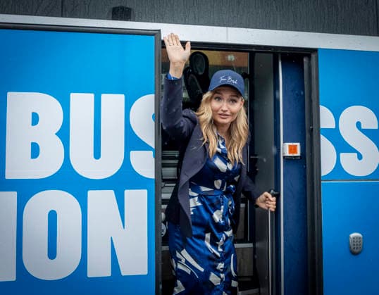 SÖLVESBORG 2026-08-30 Kristdemokraternas partiledare Ebba Busch lämnar Stortorget i Sölvesborg med Buschen pa söndagen. Busch inledde dagen med att äta sockerkaka med Jimmie Akeson i Sölvesborg. SÖLVESBORG SVERIGE x50090x *** SÖLVESBORG, August 30, 2026: Christian Democratic Party leader Ebba Busch leaves Stortorget in Sölvesborg with the Busch family on Sunday. Busch began the day by eating sugar cake with Jimmie Akeson in Sölvesborg. SÖLVESBORG SWEDEN x50090x  Copyright: xJohanxNilssonx xTTx EBBA BUSCH (KD) MED BUSSEN I SÖLVESBORG l25a6NiEdWY