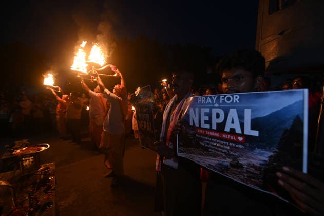 August 30, 2026, Prayagraj, Uttar Pradesh, India: Prayagraj: Priest along with devotee perform Maha Arti as they pray for Nepal , in Prayagraj on Sunday, August 30, 2026. Prayagraj India - ZUMAv115 20260830_zap_v115_012 Copyright: xPrabhatxKumarxVermax