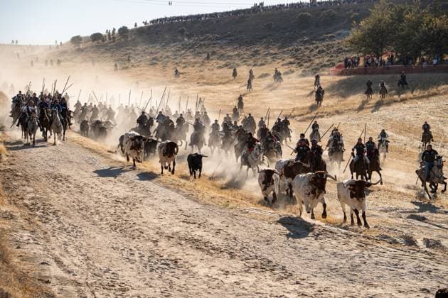 August 30, 2026, Cuo Llar, Spain: CUo°LLAR, SEGOVIA, SPAIN, AUGUST 30, 2026: Bulls and horsemen descend from the hills during the start of the traditional bull runs in Cuo llar, Segovia. The townÃ¢â‚¬â ¢s bull-running festivities are considered among the oldest of their kind in Spain, with historical records dating back to the 13th century. Cuo Llar Spain  - ZUMAq101 20260830_zna_q101_192 Copyright: xVictorxSanjuanxCardeoÂ±Ax