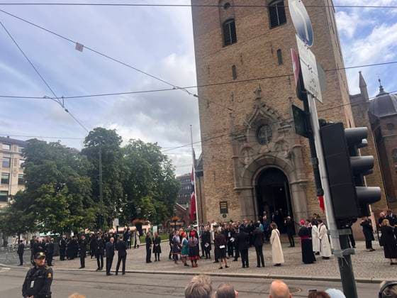 In der Domkirche in Oslo haben König Harald V. und Königin Sonja am 29.08.1968 geheiratet. Am Sonntag, 30. August 2026 findet hier ein Trauergottesdienst statt. Menschen trauern nach dem Tod von Norwegens König Harald V. in Oslo. Oslo, Norwegen, 30.08.2026. König Harald V. von Norwegen ist am Freitag, den 28. August 2026, im Alter von 89 Jahren friedlich im Reichskrankenhaus in Oslo verstorben. Seit der Nachricht von seinem Tod herrscht in ganz Norwegen tiefe Trauer. Zehntausende Menschen strömen zum Schlossplatz vor dem Königlichen Schloss in Oslo, um mit einem Meer aus bunten Blumen, brennenden Kerzen, handgeschriebenen Briefen und Flaggen Abschied von ihrem geliebten Monarchen zu nehmen. Harald V. galt über Jahrzehnte als der Copyright: xMatthiasxWehnertx