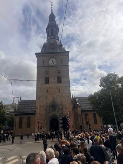In der Domkirche in Oslo haben König Harald V. und Königin Sonja am 29.08.1968 geheiratet. Am Sonntag, 30. August 2026 findet hier ein Trauergottesdienst statt. Menschen trauern nach dem Tod von Norwegens König Harald V. in Oslo. Oslo, Norwegen, 30.08.2026. König Harald V. von Norwegen ist am Freitag, den 28. August 2026, im Alter von 89 Jahren friedlich im Reichskrankenhaus in Oslo verstorben. Seit der Nachricht von seinem Tod herrscht in ganz Norwegen tiefe Trauer. Zehntausende Menschen strömen zum Schlossplatz vor dem Königlichen Schloss in Oslo, um mit einem Meer aus bunten Blumen, brennenden Kerzen, handgeschriebenen Briefen und Flaggen Abschied von ihrem geliebten Monarchen zu nehmen. Harald V. galt über Jahrzehnte als der Copyright: xMatthiasxWehnertx