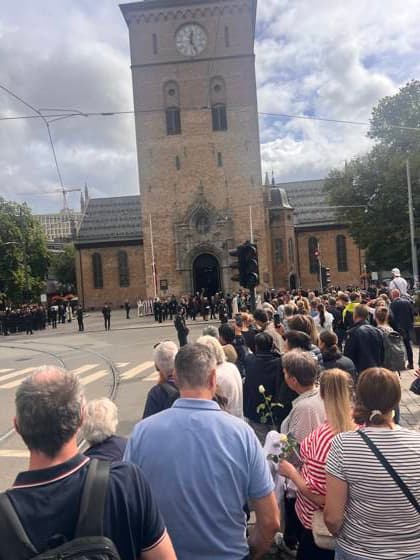 In der Domkirche in Oslo haben König Harald V. und Königin Sonja am 29.08.1968 geheiratet. Am Sonntag, 30. August 2026 findet hier ein Trauergottesdienst statt. Menschen trauern nach dem Tod von Norwegens König Harald V. in Oslo. Oslo, Norwegen, 30.08.2026. König Harald V. von Norwegen ist am Freitag, den 28. August 2026, im Alter von 89 Jahren friedlich im Reichskrankenhaus in Oslo verstorben. Seit der Nachricht von seinem Tod herrscht in ganz Norwegen tiefe Trauer. Zehntausende Menschen strömen zum Schlossplatz vor dem Königlichen Schloss in Oslo, um mit einem Meer aus bunten Blumen, brennenden Kerzen, handgeschriebenen Briefen und Flaggen Abschied von ihrem geliebten Monarchen zu nehmen. Harald V. galt über Jahrzehnte als der Copyright: xMatthiasxWehnertx