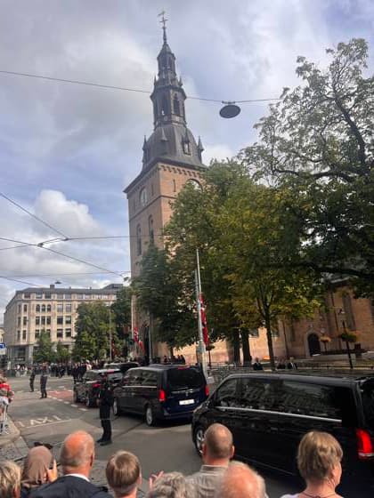 In der Domkirche in Oslo haben König Harald V. und Königin Sonja am 29.08.1968 geheiratet. Am Sonntag, 30. August 2026 findet hier ein Trauergottesdienst statt. Menschen trauern nach dem Tod von Norwegens König Harald V. in Oslo. Oslo, Norwegen, 30.08.2026. König Harald V. von Norwegen ist am Freitag, den 28. August 2026, im Alter von 89 Jahren friedlich im Reichskrankenhaus in Oslo verstorben. Seit der Nachricht von seinem Tod herrscht in ganz Norwegen tiefe Trauer. Zehntausende Menschen strömen zum Schlossplatz vor dem Königlichen Schloss in Oslo, um mit einem Meer aus bunten Blumen, brennenden Kerzen, handgeschriebenen Briefen und Flaggen Abschied von ihrem geliebten Monarchen zu nehmen. Harald V. galt über Jahrzehnte als der Copyright: xMatthiasxWehnertx