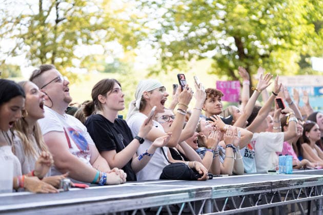 Großer Fanandrang beim Auftritt der deutschen Rapperin Ikkimel, bürgerlich Kim Hnizdo,beim Superbloom Festival am 30.08.2026 im Olympiapark München. München Olympiapark Bayern Deutschland