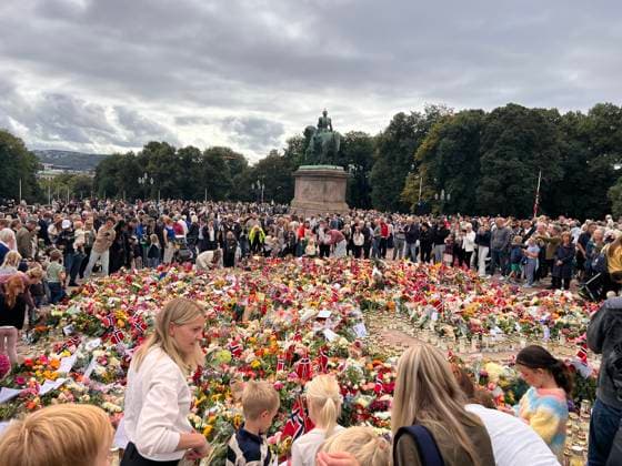 Menschen trauern nach dem Tod von Norwegens König Harald V. am Schlossplatz vor dem Königlichen Schloss in Oslo und legen Blumen und Kerzen nieder. Oslo, Norwegen, 30.08.2026. König Harald V. von Norwegen ist am Freitag, den 28. August 2026, im Alter von 89 Jahren friedlich im Reichskrankenhaus in Oslo verstorben. Seit der Nachricht von seinem Tod herrscht in ganz Norwegen tiefe Trauer. Zehntausende Menschen strömen zum Schlossplatz vor dem Königlichen Schloss in Oslo, um mit einem Meer aus bunten Blumen, brennenden Kerzen, handgeschriebenen Briefen und Flaggen Abschied von ihrem geliebten Monarchen zu nehmen. Harald V. galt über Jahrzehnte als der Großvater der Nation und als ein unerschütterlicher, bodenständiger Fels in d Copyright: xMatthiasxWehnertx