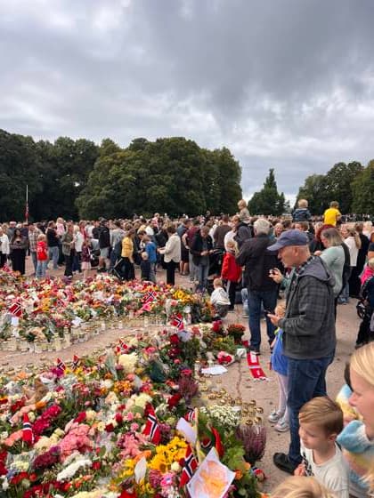 Menschen trauern nach dem Tod von Norwegens König Harald V. am Schlossplatz vor dem Königlichen Schloss in Oslo und legen Blumen und Kerzen nieder. Oslo, Norwegen, 30.08.2026. König Harald V. von Norwegen ist am Freitag, den 28. August 2026, im Alter von 89 Jahren friedlich im Reichskrankenhaus in Oslo verstorben. Seit der Nachricht von seinem Tod herrscht in ganz Norwegen tiefe Trauer. Zehntausende Menschen strömen zum Schlossplatz vor dem Königlichen Schloss in Oslo, um mit einem Meer aus bunten Blumen, brennenden Kerzen, handgeschriebenen Briefen und Flaggen Abschied von ihrem geliebten Monarchen zu nehmen. Harald V. galt über Jahrzehnte als der Großvater der Nation und als ein unerschütterlicher, bodenständiger Fels in d Copyright: xMatthiasxWehnertx