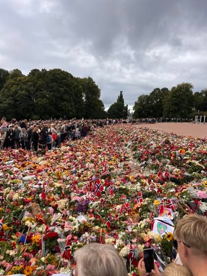 Menschen trauern nach dem Tod von Norwegens König Harald V. am Schlossplatz vor dem Königlichen Schloss in Oslo und legen Blumen und Kerzen nieder. Oslo, Norwegen, 30.08.2026. König Harald V. von Norwegen ist am Freitag, den 28. August 2026, im Alter von 89 Jahren friedlich im Reichskrankenhaus in Oslo verstorben. Seit der Nachricht von seinem Tod herrscht in ganz Norwegen tiefe Trauer. Zehntausende Menschen strömen zum Schlossplatz vor dem Königlichen Schloss in Oslo, um mit einem Meer aus bunten Blumen, brennenden Kerzen, handgeschriebenen Briefen und Flaggen Abschied von ihrem geliebten Monarchen zu nehmen. Harald V. galt über Jahrzehnte als der Großvater der Nation und als ein unerschütterlicher, bodenständiger Fels in d Copyright: xMatthiasxWehnertx