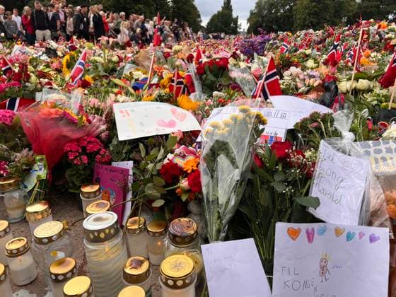 Menschen trauern nach dem Tod von Norwegens König Harald V. am Schlossplatz vor dem Königlichen Schloss in Oslo und legen Blumen und Kerzen nieder. Oslo, Norwegen, 30.08.2026. König Harald V. von Norwegen ist am Freitag, den 28. August 2026, im Alter von 89 Jahren friedlich im Reichskrankenhaus in Oslo verstorben. Seit der Nachricht von seinem Tod herrscht in ganz Norwegen tiefe Trauer. Zehntausende Menschen strömen zum Schlossplatz vor dem Königlichen Schloss in Oslo, um mit einem Meer aus bunten Blumen, brennenden Kerzen, handgeschriebenen Briefen und Flaggen Abschied von ihrem geliebten Monarchen zu nehmen. Harald V. galt über Jahrzehnte als der Großvater der Nation und als ein unerschütterlicher, bodenständiger Fels in d Copyright: xMatthiasxWehnertx