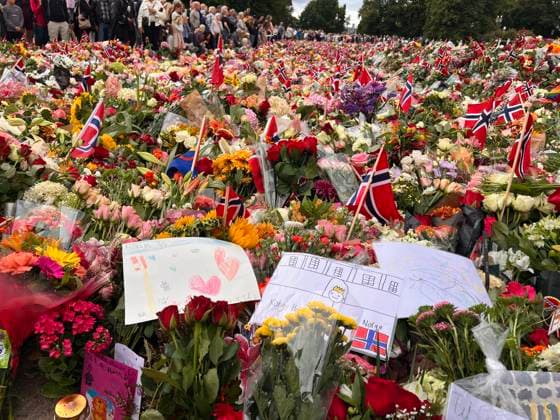 Menschen trauern nach dem Tod von Norwegens König Harald V. am Schlossplatz vor dem Königlichen Schloss in Oslo und legen Blumen und Kerzen nieder. Oslo, Norwegen, 30.08.2026. König Harald V. von Norwegen ist am Freitag, den 28. August 2026, im Alter von 89 Jahren friedlich im Reichskrankenhaus in Oslo verstorben. Seit der Nachricht von seinem Tod herrscht in ganz Norwegen tiefe Trauer. Zehntausende Menschen strömen zum Schlossplatz vor dem Königlichen Schloss in Oslo, um mit einem Meer aus bunten Blumen, brennenden Kerzen, handgeschriebenen Briefen und Flaggen Abschied von ihrem geliebten Monarchen zu nehmen. Harald V. galt über Jahrzehnte als der Großvater der Nation und als ein unerschütterlicher, bodenständiger Fels in d Copyright: xMatthiasxWehnertx