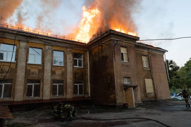 Facility building hit by Russian airstrike in Kramatorsk KRAMATORSK, UKRAINE - AUGUST 30: Firefighters work to extinguish a fire at a facility building following a Russian airstrike in Kramatorsk, Ukraine, on August 30, 2026. Francisco Richart Anadolu Kramatorsk Ukraine. Editorial use only. Please get in touch for any other usage.  Copyright: x2026xAnadoluxFranciscoxRichartx