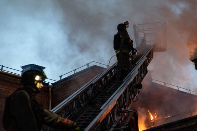 Facility building hit by Russian airstrike in Kramatorsk KRAMATORSK, UKRAINE - AUGUST 30: Firefighters on a crane operate at a fire in a facility building following a Russian airstrike in Kramatorsk, Ukraine, on August 30, 2026. Francisco Richart Anadolu Kramatorsk Ukraine. Editorial use only. Please get in touch for any other usage.  Copyright: x2026xAnadoluxFranciscoxRichartx