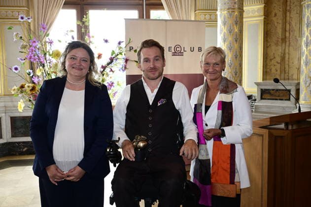 Natalija Bock, Samuel Koch und Kirsten Fehrs bei der 27. Verleihung des renommierten Erich-Kästner-Preis an Samuel Koch durch den Presseclub Dresden im Schloss Albrechtsberg. Dresden, 30.08.2026 Copyright: xMatthiasxWehnertx