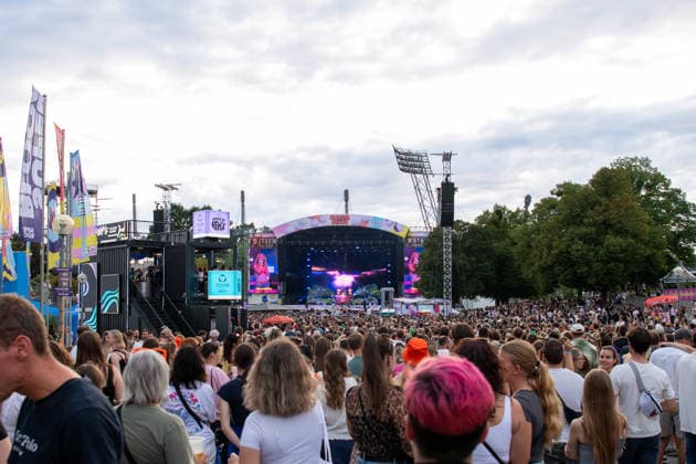 Die schwedische Popsängerin Zara Larsson begeistert mit ihrer Performance Hunderte Zuschauer vor der Bühne beim Superbloom Festival 2026 im Olympiapark München. München Olympiapark Bayern Deutschland