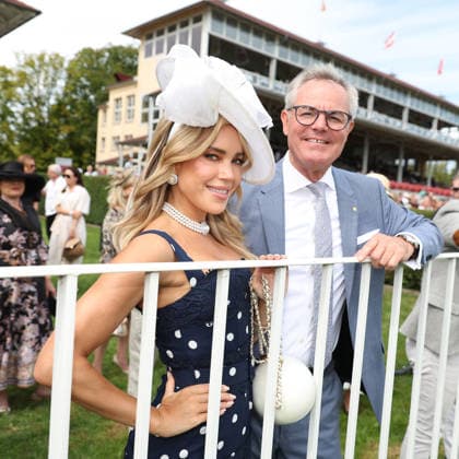 31.08.2026, Baden-Baden, Das Niederländische Model Sylvie Francoise Meis zusammen neben Tobias Wald (Geschäftsführer Casino Baden-Baden) zu Besuch auf der Galopprennbahn in Iffezheim beim Pferderennen anlässlich des 156. Preis um die Casino Baden-Baden Goldene Peitsche. Baden-Baden Deutschland