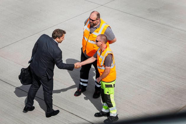 Lars Klingbeil, Bundesminister der Finanzen, begruesst das Flughafenpersonal bei Ankunft am Flughafen Berlin-Brandenburg (BER), millitaerischer Teil, vor Abreise nach Asheville (USA) zum G-20 Treffen der Finanzministerinnen und Finanzminister sowie Notenbankgouverneurinnen und Notenbankgouverneuren. Aufgenommen in Berlin, 30.08.2026. Fotografiert im Auftrag des Bundesministeriums der Finanzen. Berlin Deutschland *** Lars Klingbeil, Federal Minister of Finance, greets airport staff upon arrival at Berlin Brandenburg Airport (BER), military section, before departing for Asheville, USA, to attend the G20 meeting of finance ministers and central bank governors. Taken in Berlin, August 30, 2026 Photographed on behalf of the Federal Ministry Copyright: xAmreixSchulz BMFx