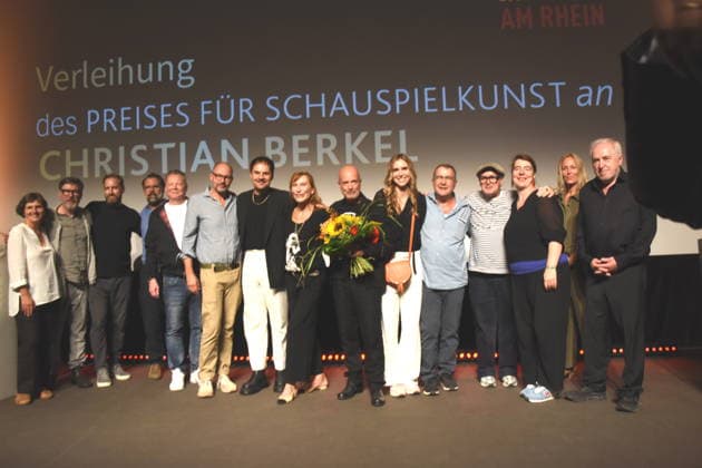 mit TEAM Nicht der Reihenfolge Film Ein Nachthemd für Zwei Daniela Goetz Festivalintendantin Christian Berkel Schauspieler Festivalpreistraeger fuer Schauspielkunst 2026 Dr. Michael Goetz Festivalintendant Rick Ostermann Regisseur David Ungureit Autor Marc Terjung Autor Andrea Sawatzki Schauspielerin. Dr. Simone Höller Produzentin Jonas Dokarzek Redaktion Kruppa Redaktion Beate Balser Herstellungsleitung David Grabowski Komponist Ludwigshafen 30..08.2026 am Rheinufer 22.Festival des Deutschen Films 2026 Foto Ludwigshafen