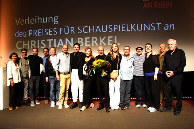 mit TEAM Nicht der Reihenfolge Film Ein Nachthemd für Zwei Daniela Goetz Festivalintendantin Christian Berkel Schauspieler Festivalpreistraeger fuer Schauspielkunst 2026 Dr. Michael Goetz Festivalintendant Rick Ostermann Regisseur David Ungureit Autor Marc Terjung Autor Andrea Sawatzki Schauspielerin. Dr. Simone Höller Produzentin Jonas Dokarzek Redaktion Kruppa Redaktion Beate Balser Herstellungsleitung David Grabowski Komponist Ludwigshafen 30..08.2026 am Rheinufer 22.Festival des Deutschen Films 2026 Foto Ludwigshafen