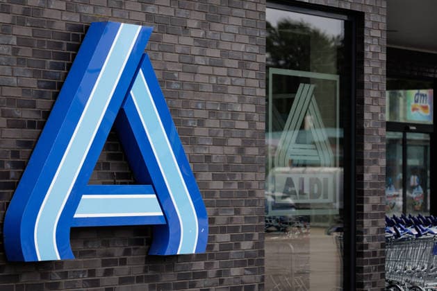 Aldi Nord Das blaue Aldi-Nord-Logo leuchtet am 30.08.2026 an der modernen anthrazitfarbenen Klinkerriemchenfassade der Aldi-Filiale in Westerkappeln (Nordrhein-Westfalen, Deutschland). Das 1946 gegründete Handelsunternehmen betreibt heute ein internationales Filialnetz und zählt zu den bedeutenden Lebensmitteleinzelhändlern in Deutschland und Europa.