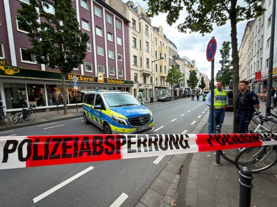 Grosseinsatz in Koeln - Unbekannter schiesst auf Cafe Sperrung der Bonner Strasse in Koeln nachdem am Montan morgen Einschussloecher in das Keyfi-i Cafe in der Suedstadt in Koeln gefunden wurden. - Grosseinsatz der Polizei nachdem ein Unbekannter am Montagmorgen auf das Keyfi-i Cafe geschossen hat. Koeln, 31.08.2026 Koeln Nordrhein-Westfalen Deutschland *** Major Police Operation in Cologne: Unknown Person Fires Shots at Café; Bonner Strasse in Cologne Closed After Bullet Holes Were Found in the Keyfi i Café in Cologne’s Suedstadt on Monday Morning; Major Police Operation Following an Unknown Person Firing Shots at the Keyfi i Café on Monday Morning; Cologne, August 31, 2026, Cologne, North Rhine-Westphalia, Germany