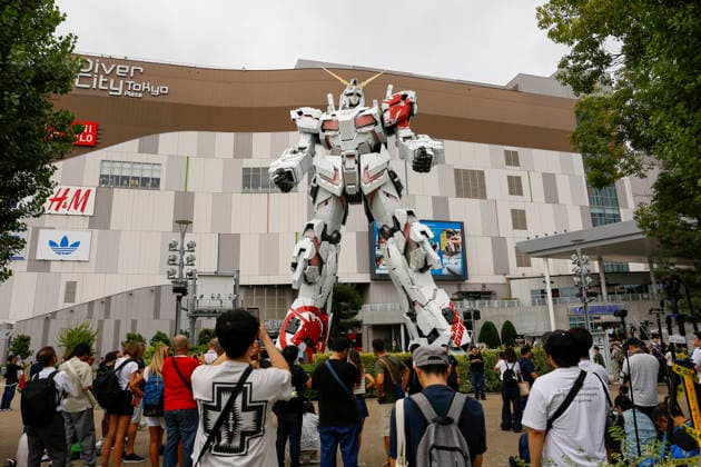 August 31, 2026, Tokyo, Japan: People take photographs of the life-sized RX-0 Unicorn Gundam statue outside Odaiba Diver City Tokyo Plaza in Tokyo, Japan. Standing 19.7 meters tall and weighing 49 tons, this real-scale mecha marvel captivated millions of anime fans and travelers with its daily transformations from September 2017 until its final day on August 31, 2026. Tokyo Japan  - ZUMAm191 20260831_aap_m191_009 Copyright: xRodrigoxReyesxMarinx