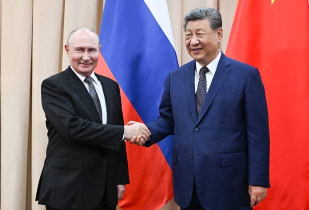 Kyrgyzstan Putin SCO Summit 9231770 31.08.2026 Russian President Vladimir Putin and Chinese President Xi Jinping shake hands as they pose for photos before a meeting on the sidelines of the Shanghai Cooperation Organization (SCO) summit in Bishkek, Kyrgyzstan. Kristina Solovyova Sputnik Bishkek Kyrgyzstan  Copyright: xKristinaxSolovyovax