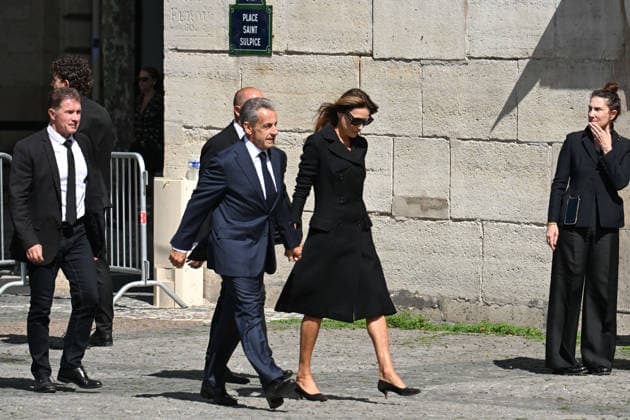NEWS : Funà railles de Mathilde Favier, directrice des relations publiques de Christian Dior Couture, à l à glise Saint-Sulpice à Paris - 31 08 2026 Nicolas Sarkozy and Carla Bruni - Funeral of Mathilde Favier, director of public relations for Christian Dior Couture, at the Saint-Sulpice church in Paris, France, on August 31, 2026. She died in a car accident with her partner, French producer Nicolas Altmayer, on August 17, aged 57 and 61, respectively. PARISFrance Copyright: xLIONELxURMANx